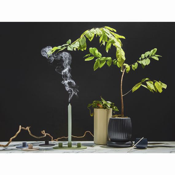 Подсвечник из каменной керамики темно-синего цвета из коллекции Essential, Tkano, изображение 2